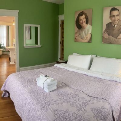 Signature Room, 1 King Bed, Non Smoking, Private Bathroom Netherfield Place Promo Code