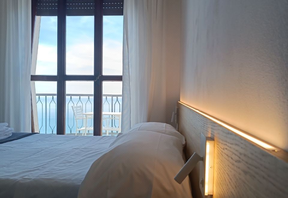 舒适双人房（1 张双人床）， 1 张大床， 阳台， 海景