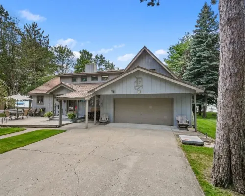 LAKEFRONT HOME w BEACH @ HIGGINS LAKE! Hoteles en Municipio de Gerrish