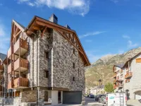 Stone Chalet near Benasque and Scenic Lake 베나스크 호텔
