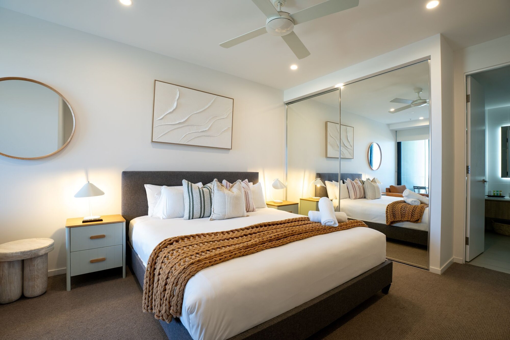 带海景的两卧室公寓