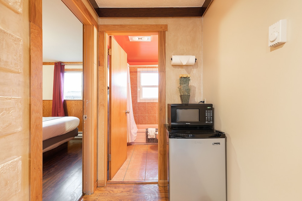 Sandpiper - Queen Studio Room at Wanderlust Inn, Pet Friendly