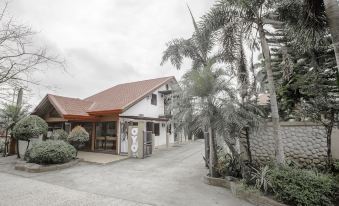 Sierra Traveller’s Inn Holy Spirit - Housity