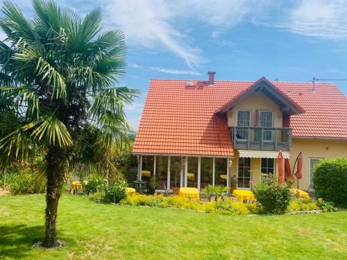 带山景的双人间