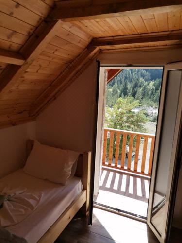 带阳台的双床房