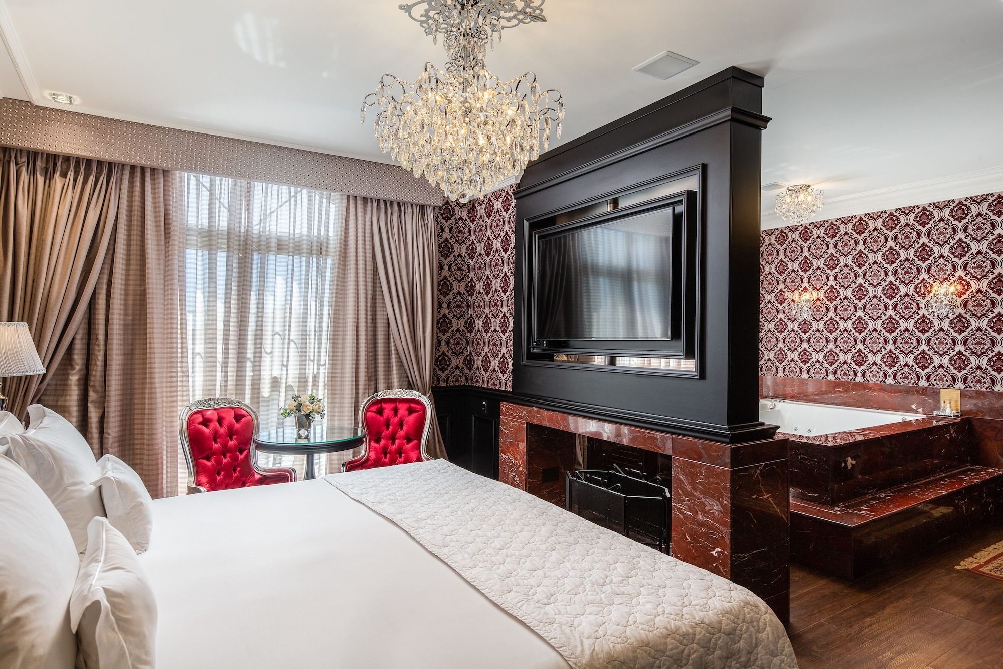 帝国大师套房，带按摩浴缸（套房）