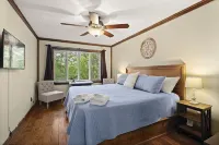 Family and Pet Friendly Cabin 3 Miles to Beech Ski Resort, Hot Tub, Fenced Yard!