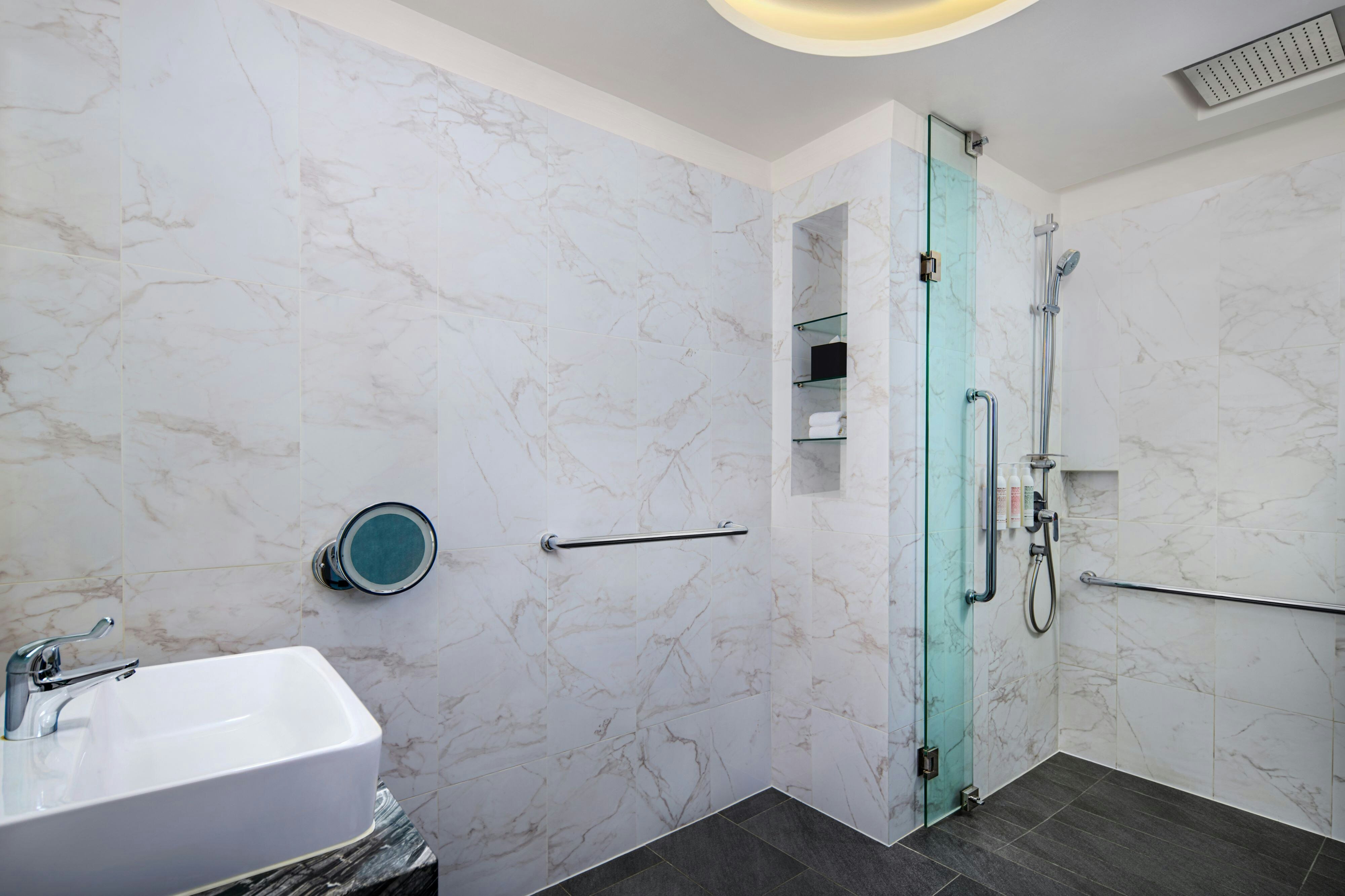 大型客房，一張特大床