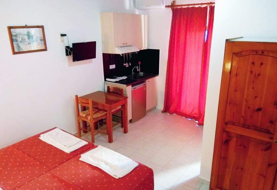 享有游泳池景致的一室公寓