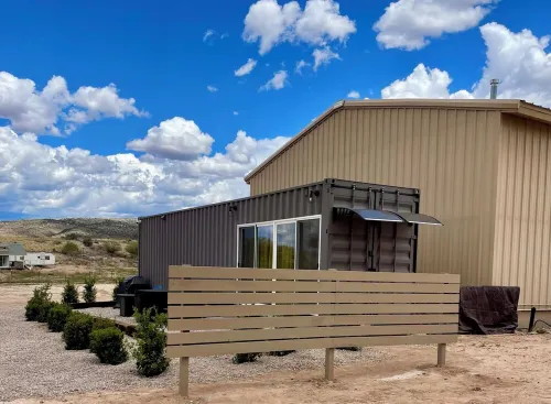 Luxury Stargazing Container Near Sedona • Hot Tub & Desert Views