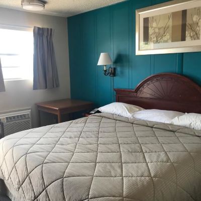 Basic Single Room, 1 King Bed, Non Smoking Lakeside inn Promo Code