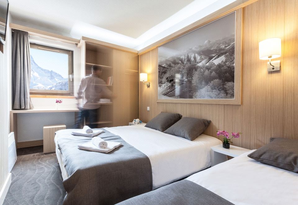 三人跑道景观房