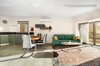 Netanya Beach & Pool Comfort Stay  호텔