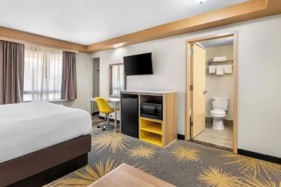 Econo Lodge Woodbridge Hotele w: 