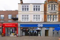 Charles Hope Staines Centre Hotele w: 