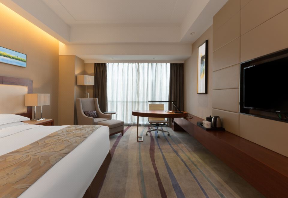 Crowne Plaza Wuxi Taihu King 1 Bdrm STE Living Area City View