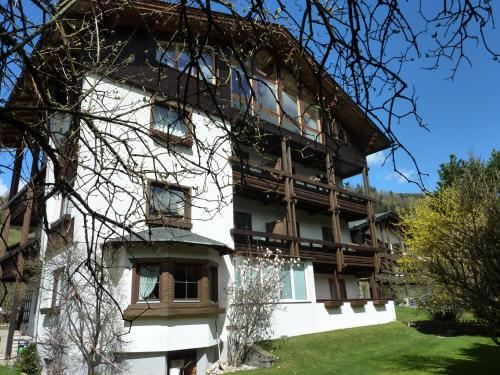 Landhaus Frank Three-Bedroom Apartment with Balcony and Terrace