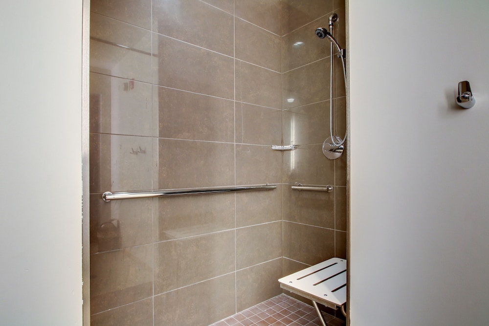 特大號床套房 - 帶浴缸 - 可供殘疾人士入住