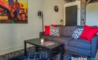 Frontdesk Maxwell Lofts Milwaukee Walker's Point - Housity