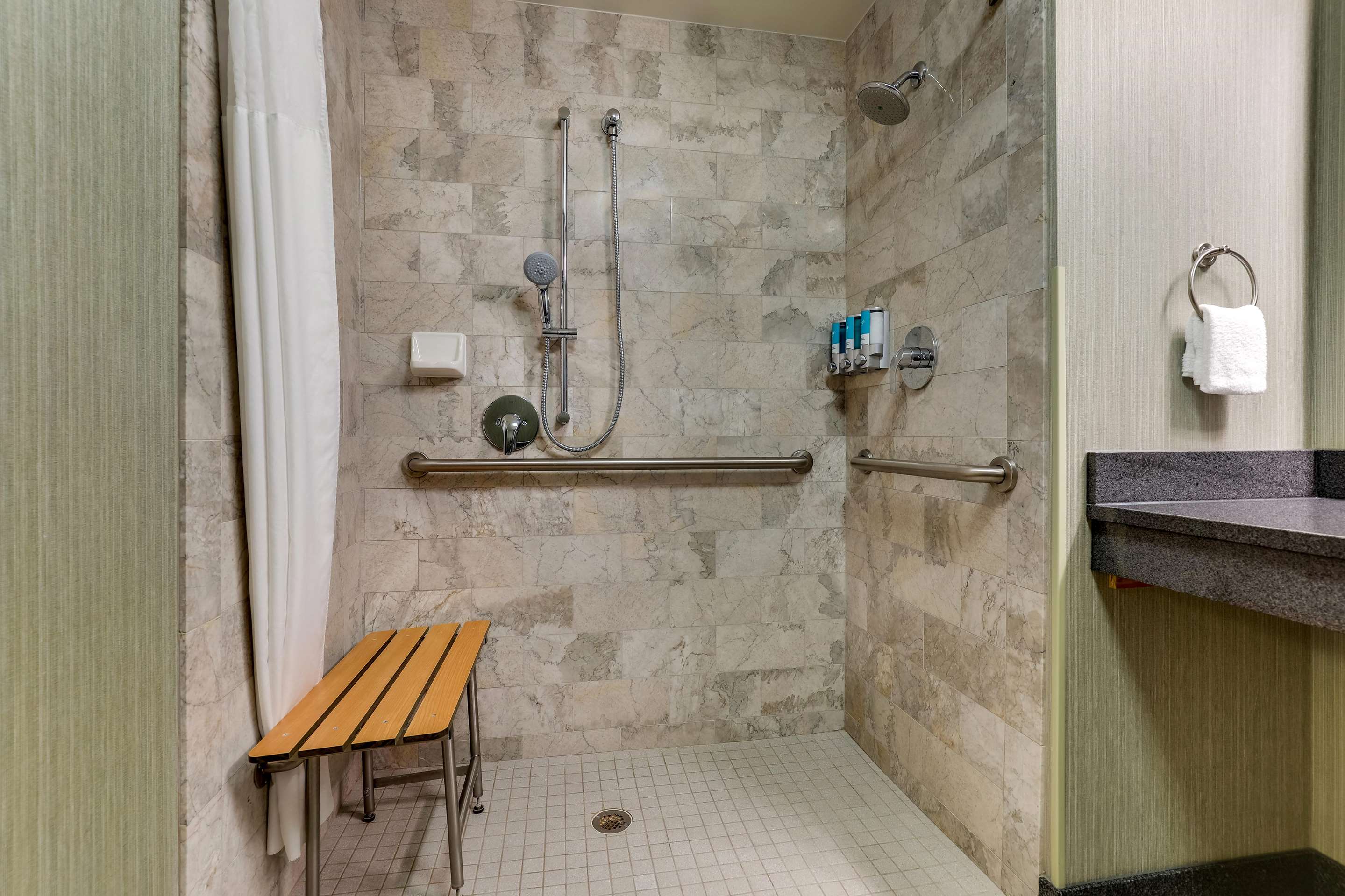 豪华大床房间，配有两张大床-听力无障碍，无障碍淋浴