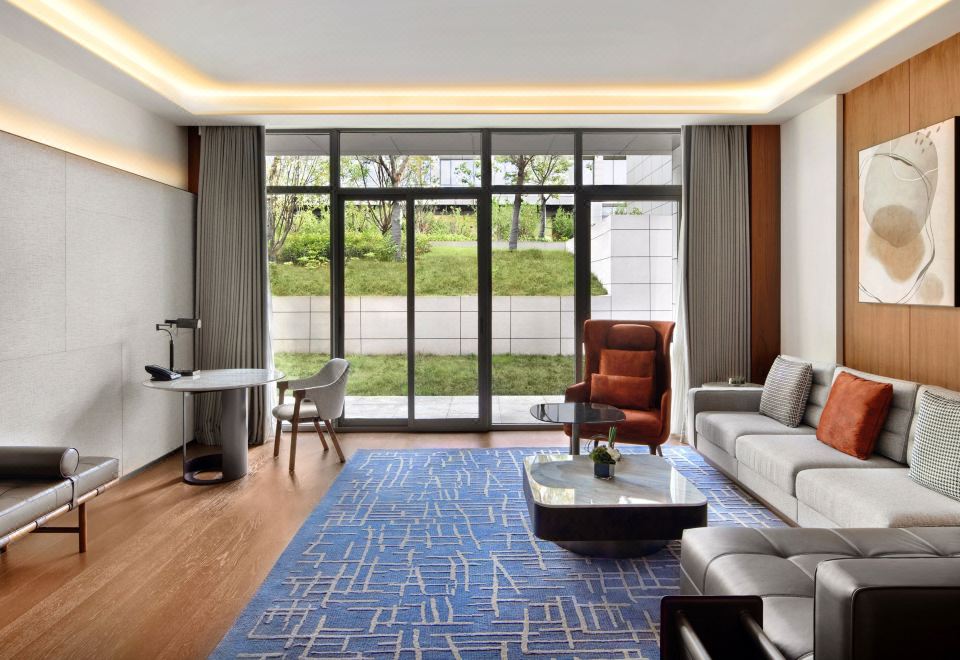 Sheraton Xuzhou HotelSuite With Courtyard View