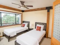 Beach Front/Heated Pool/Spa. Ocean Views, Umbrella+Lounger for Beach, Balconies Hotels in Crescent Beach