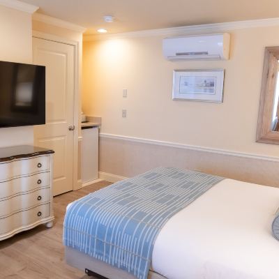 Standard Queen Room Anchor in Distinctive Waterfront Lodging Promo Code