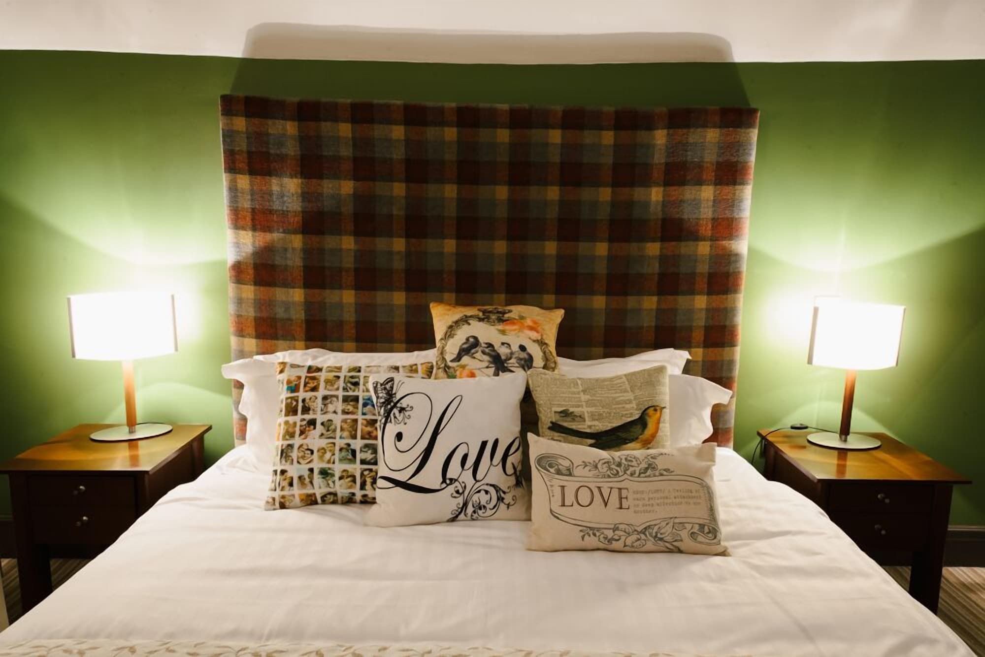 高级特大床带浴缸/淋浴