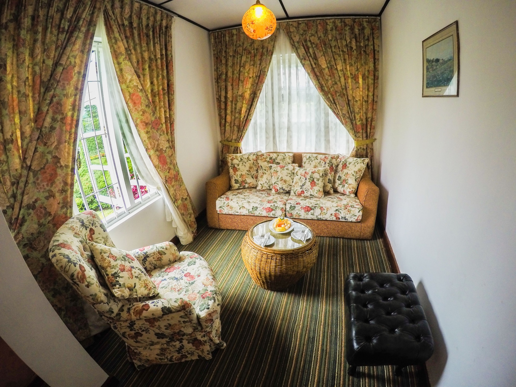 豪华套房， 1 张双人床， 浴缸