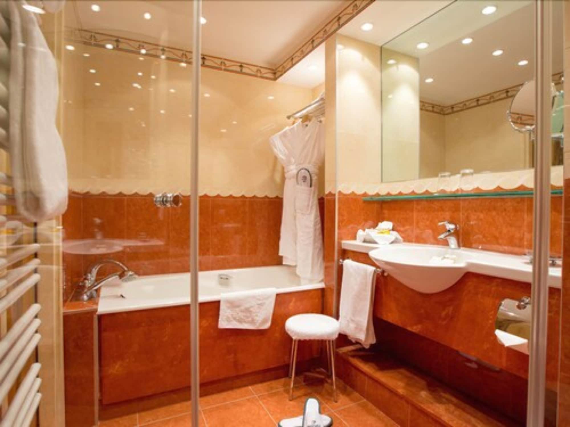 双人房，1张双人床或2张单人床（滑雪场景）