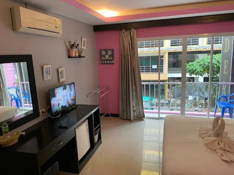 ห้องดีลักซ์ เตียงใหญ่ 1 เตียง