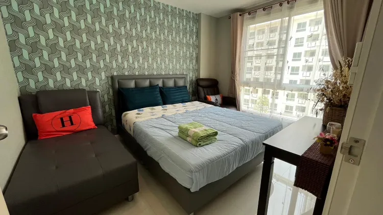 ห้องดีลักซ์เตียงควีนไซส์พร้อมวิวสระว่ายน้ำ