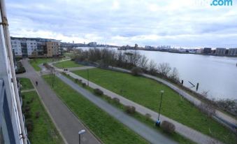Lovely 2 Bed 2 Toilet Hill House River View Apartment - Housity