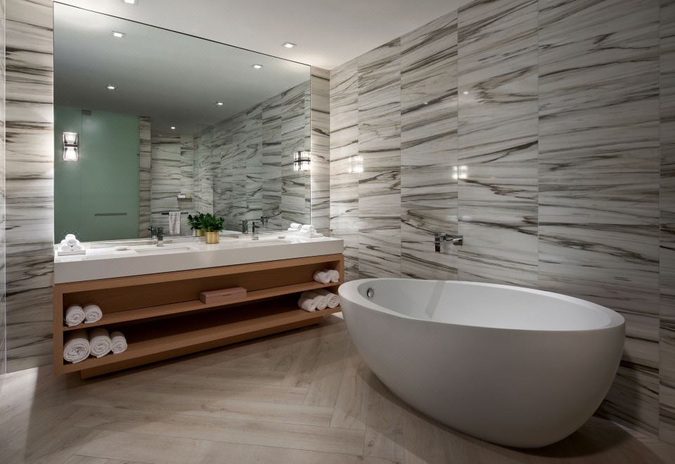 頂層閣樓8，兩臥室雙層套房，海景，陽臺