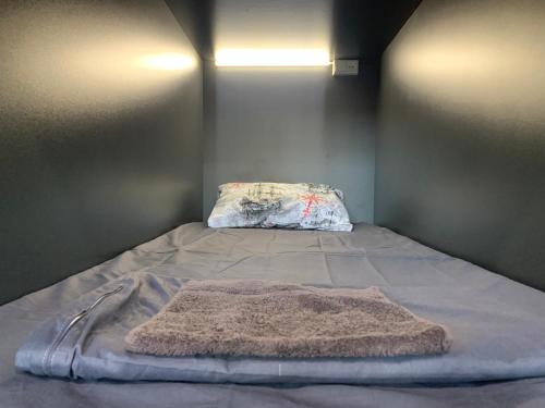 混合宿舍中的上下铺床位