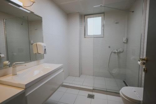 莫妮卡·贝鲁奇 - 带阳台湖景公寓