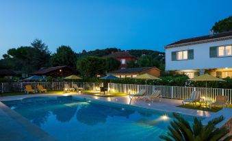 Hotel du Bosquet - Housity