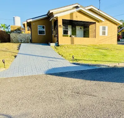 ジャダノ・ヴィラ 3BR プール シャトル 3分 ビーチまで のホテル