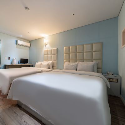 Twin (1 Double Bed + 1 Single Bed, Random Bathtub) 시크릿호텔 화성 쿠폰
