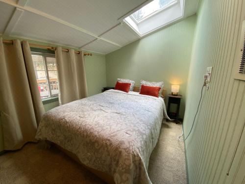 Snow Bunny Cottage, Pets Welcomed!Two-Bedroom House