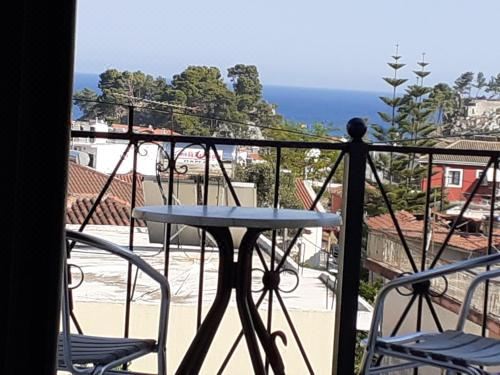 带阳台和海景的两卧室公寓