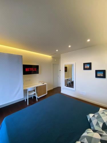 带阳台和海景的豪华双人房