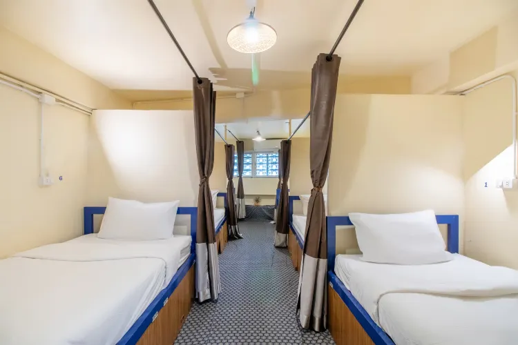 เตียงในห้องพักรวมชายหญิง 6 เตียง