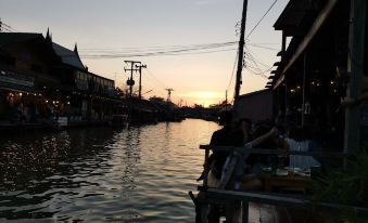 Ruang Sabai Amphawa