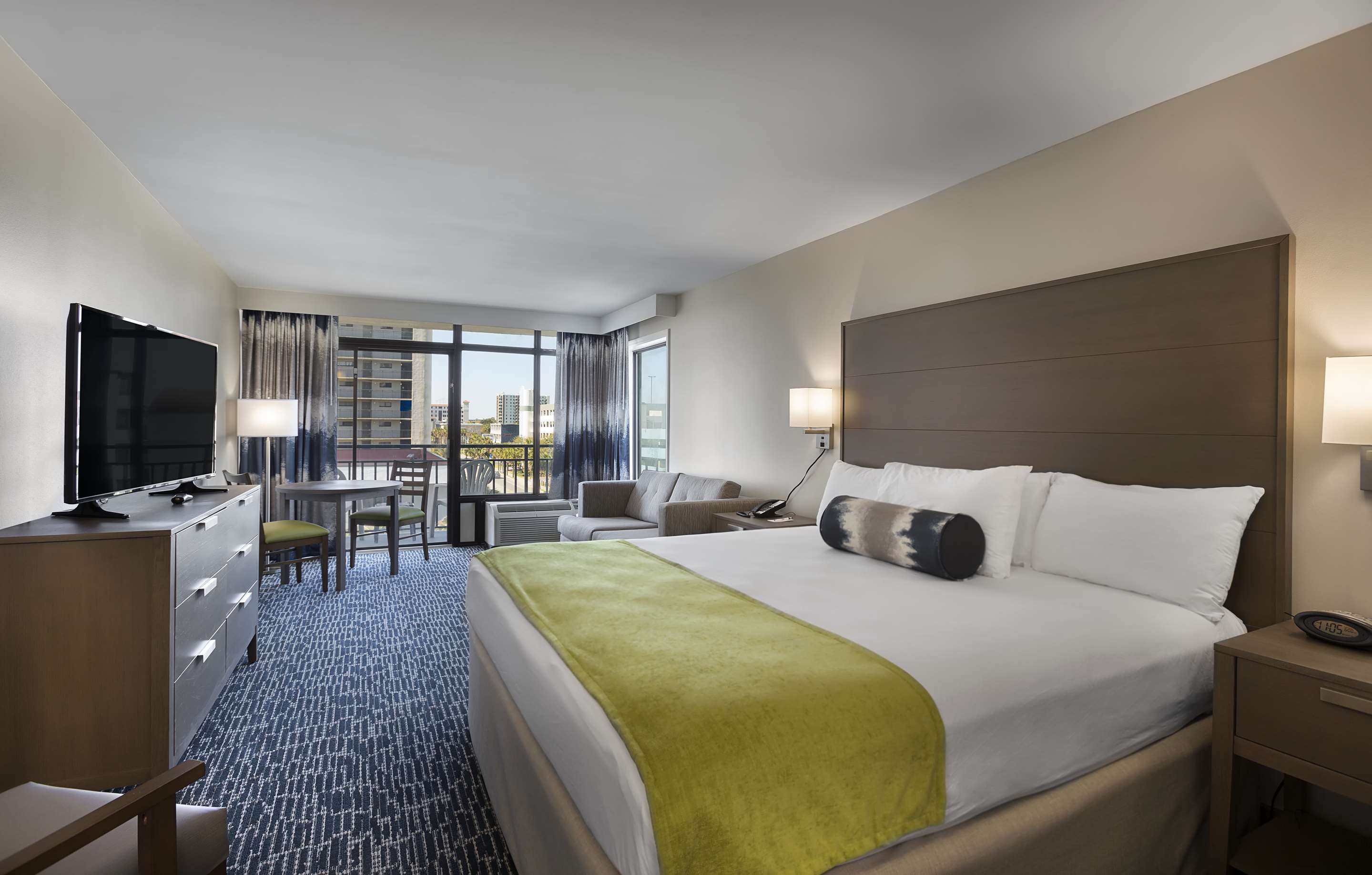 1张特大床， 无烟， 南楼， 带阳台， 局部海景， 带小厨房的， 桌子和椅子