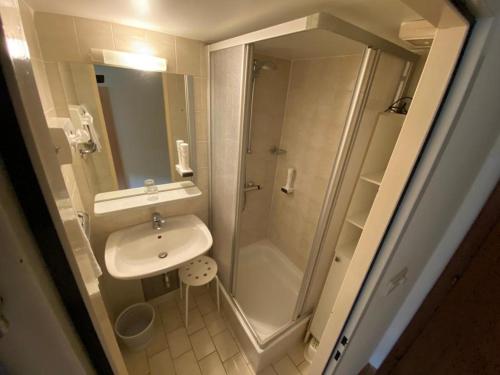 带山景的双人间