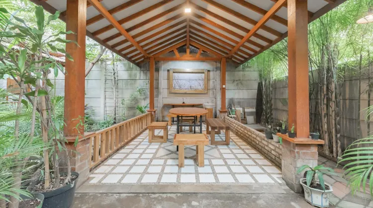 RedDoorz Plus near Asia Afrika 3 食事・レストラン