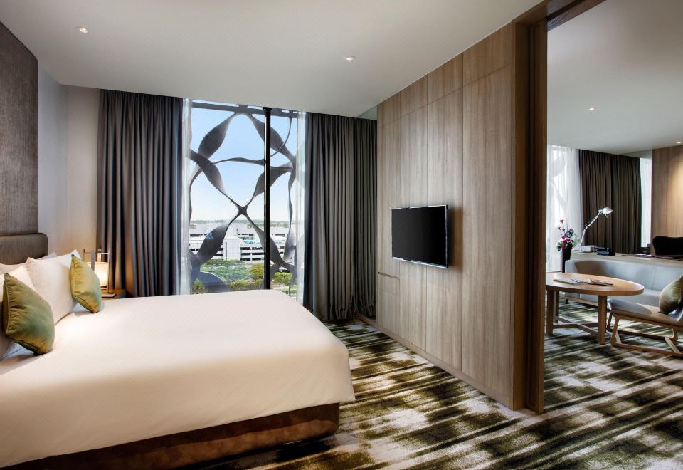 高樓層尊貴小型套房（1張特大床，可使用休息室）