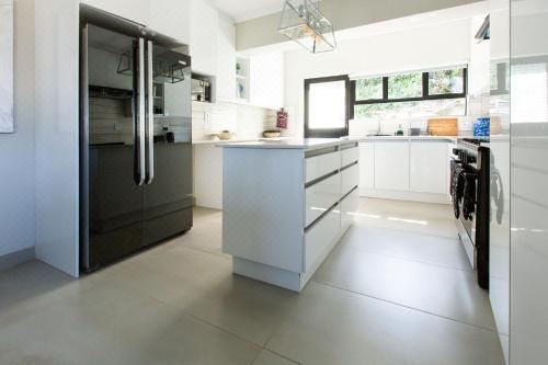 带阳台的三卧室公寓