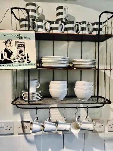 Delightful Seaside Binnacle Cottage -Hosted by Whitstable-Holidays Two-Bedroom House